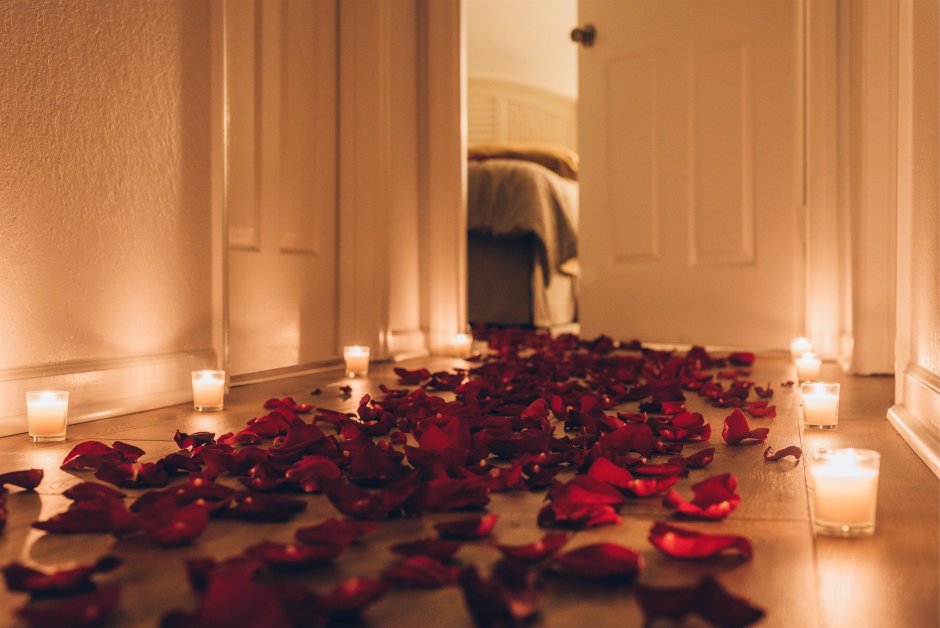 Rose petals on the bed