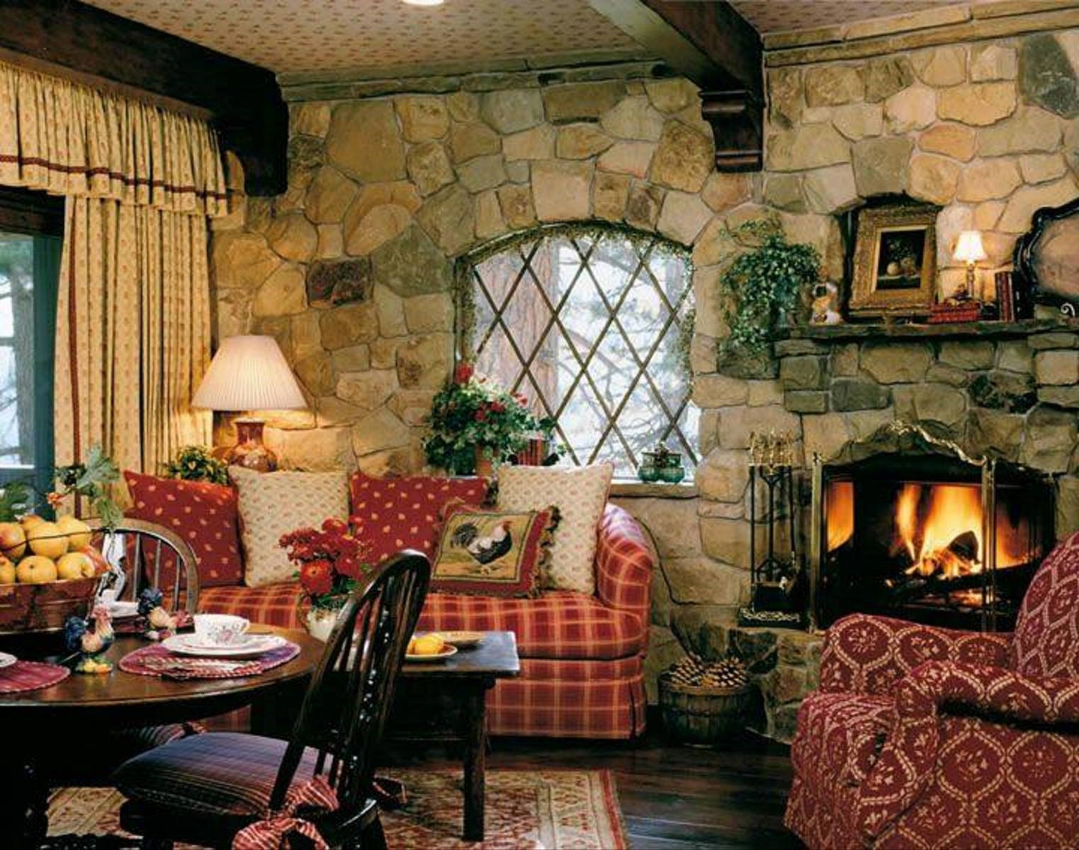 Стар инглиш. Английский стиль в интерьере. Камин в деревенском стиле. Уютный стиль в интерьере. Уютная гостиная в английском стиле.