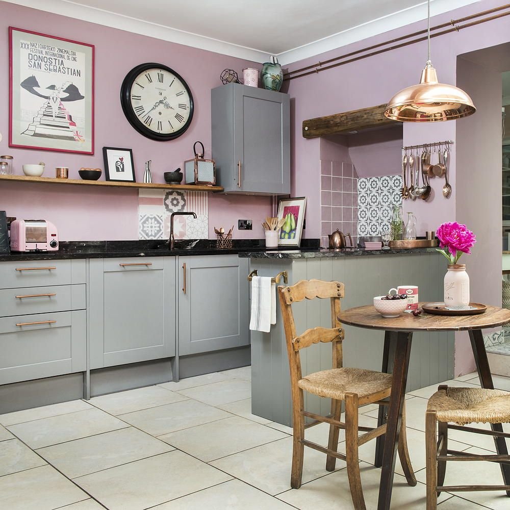 Серое с розовым сочетается. Розовая кухня в интерьере. Сочетание розового в интерьере. Розовые стены на кухне. Кухня в нежных тонах.
