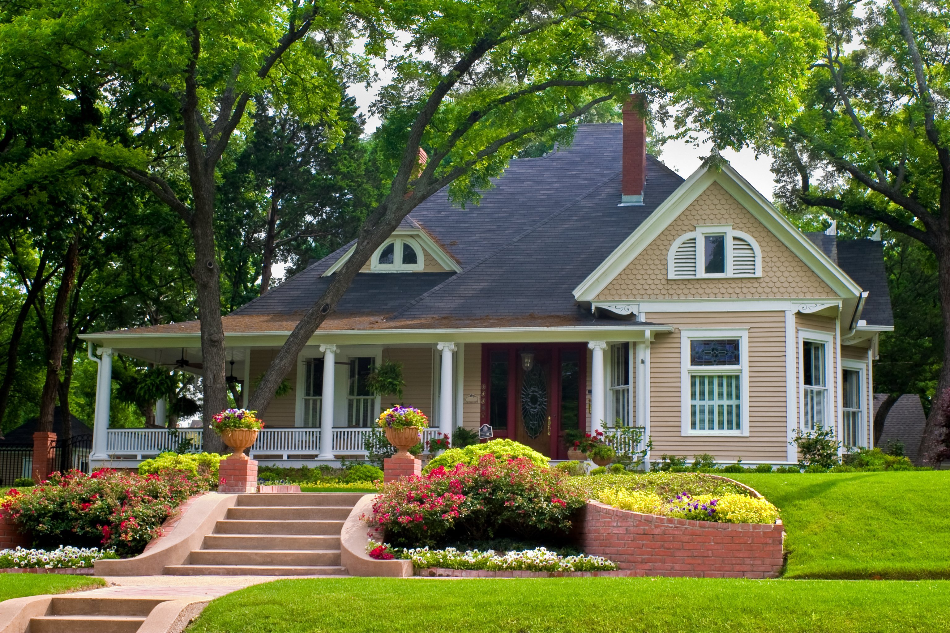 Купить дом в цветочном. Красивый дом. Красивый уютный домик. Красивый домик с садом. Американские домики.