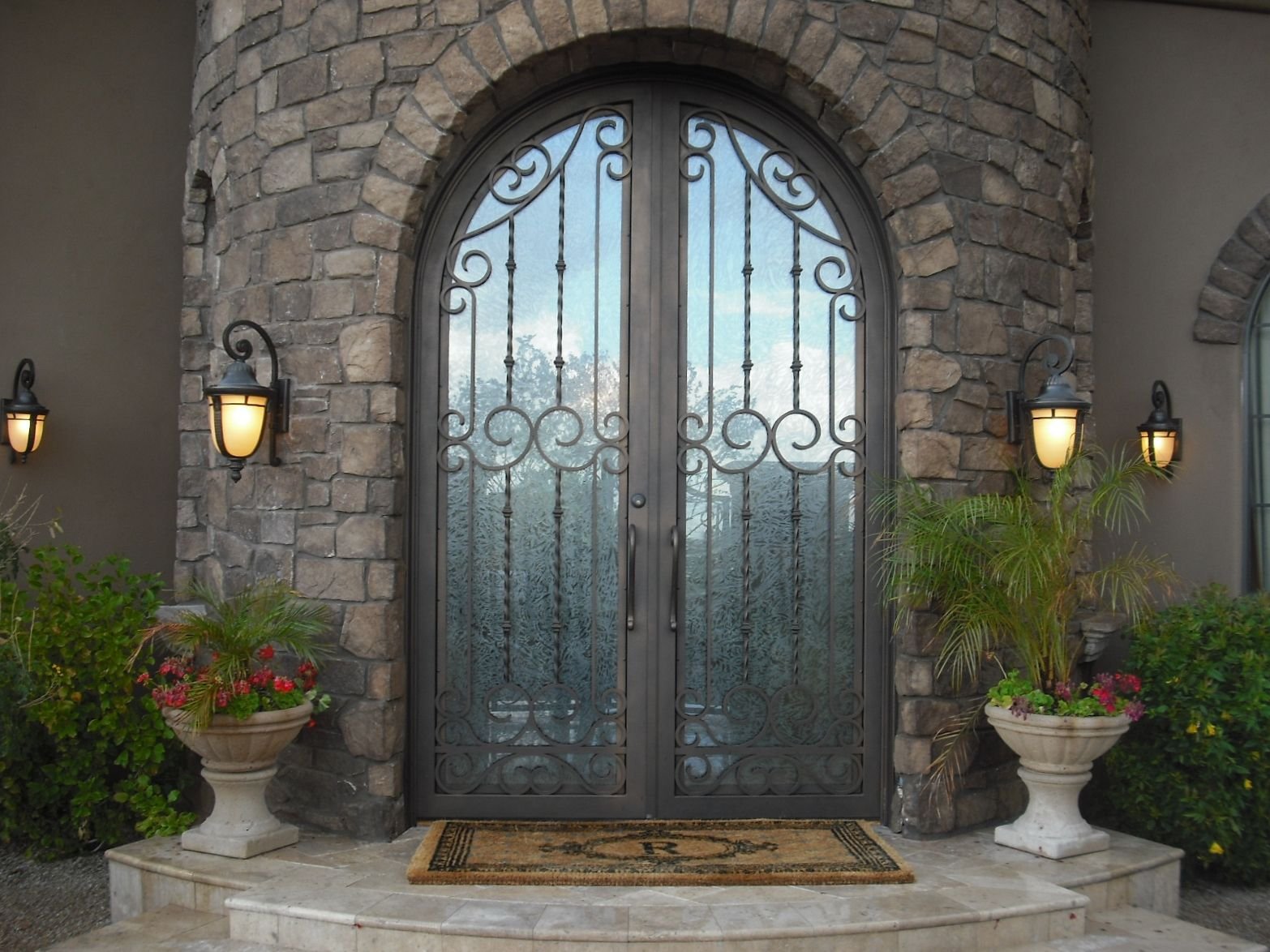 Входная дверь в дом со стеклом ковка. Красивые двери. Кованые двери входные. Входная дверь с аркой. Кованые двери арочные.