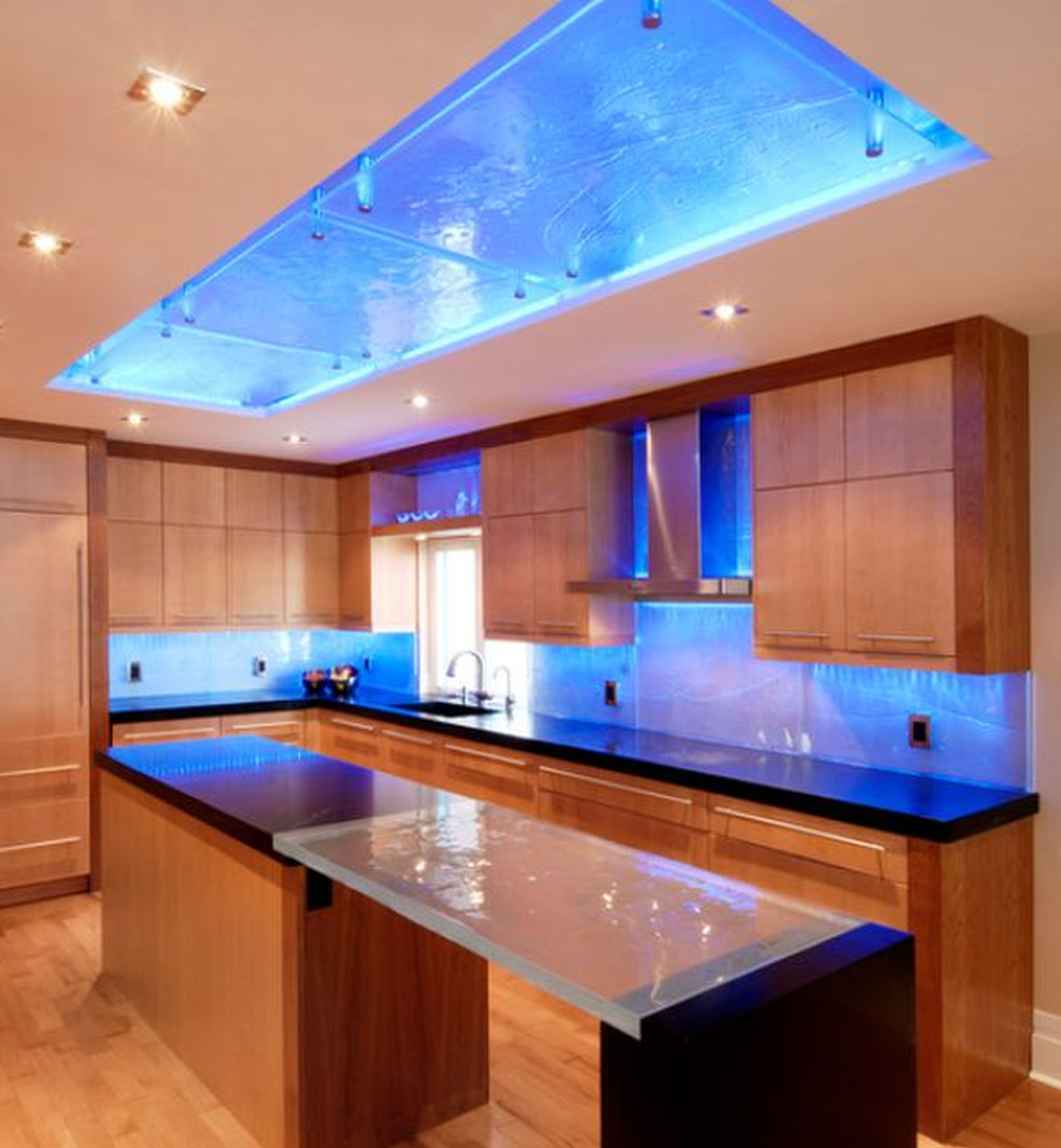 Верхняя подсветка кухни. Освещение на кухне. Кухонный гарнитур с подсветкой. Светодиодная подсветка для кухни. Потолок с подсветкой.