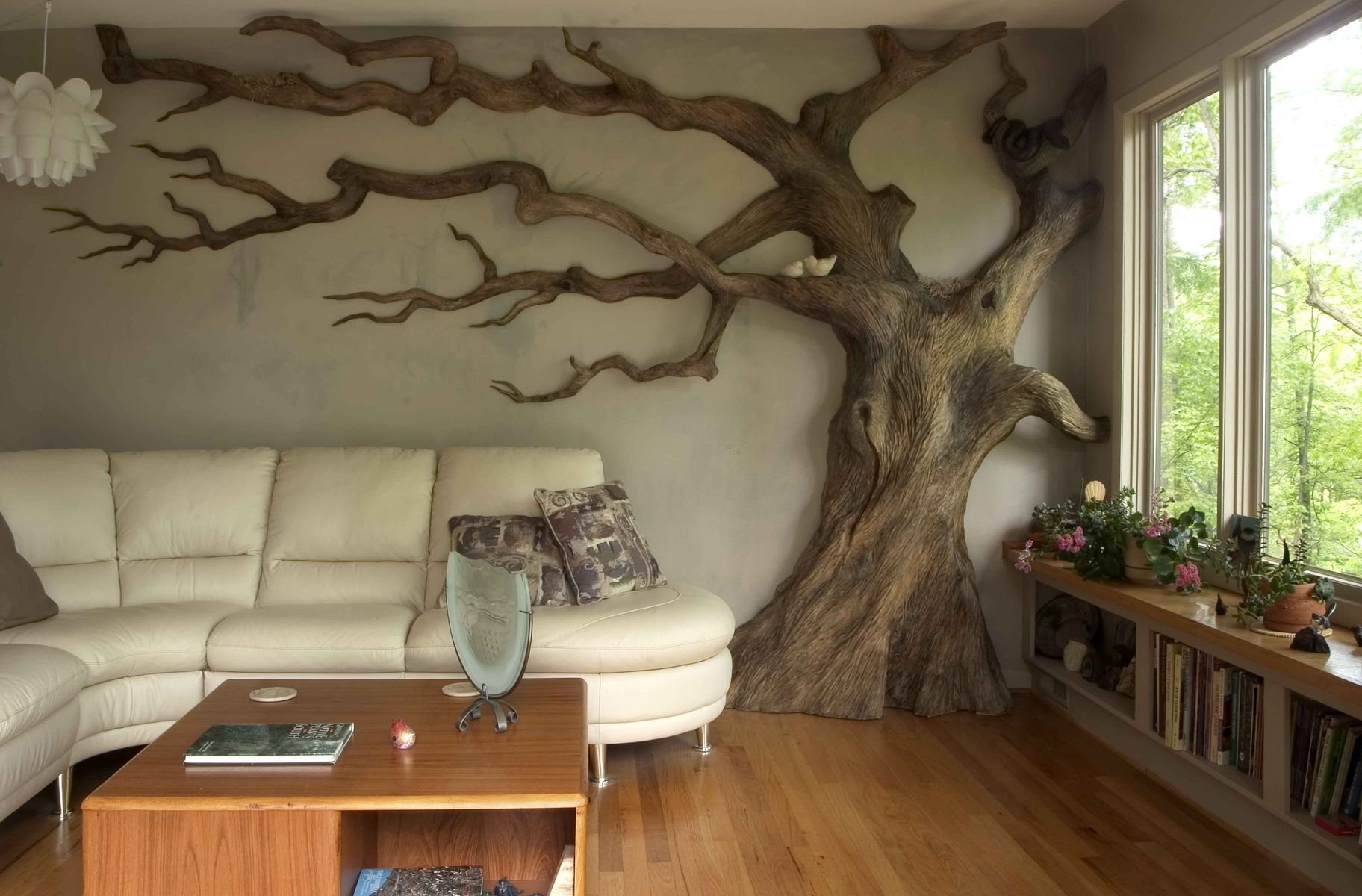 И д с элементами природы. Дерево в интерьере. Оригинальный декор стен. Дерево на стене. Дерево в интерьере гостиной.