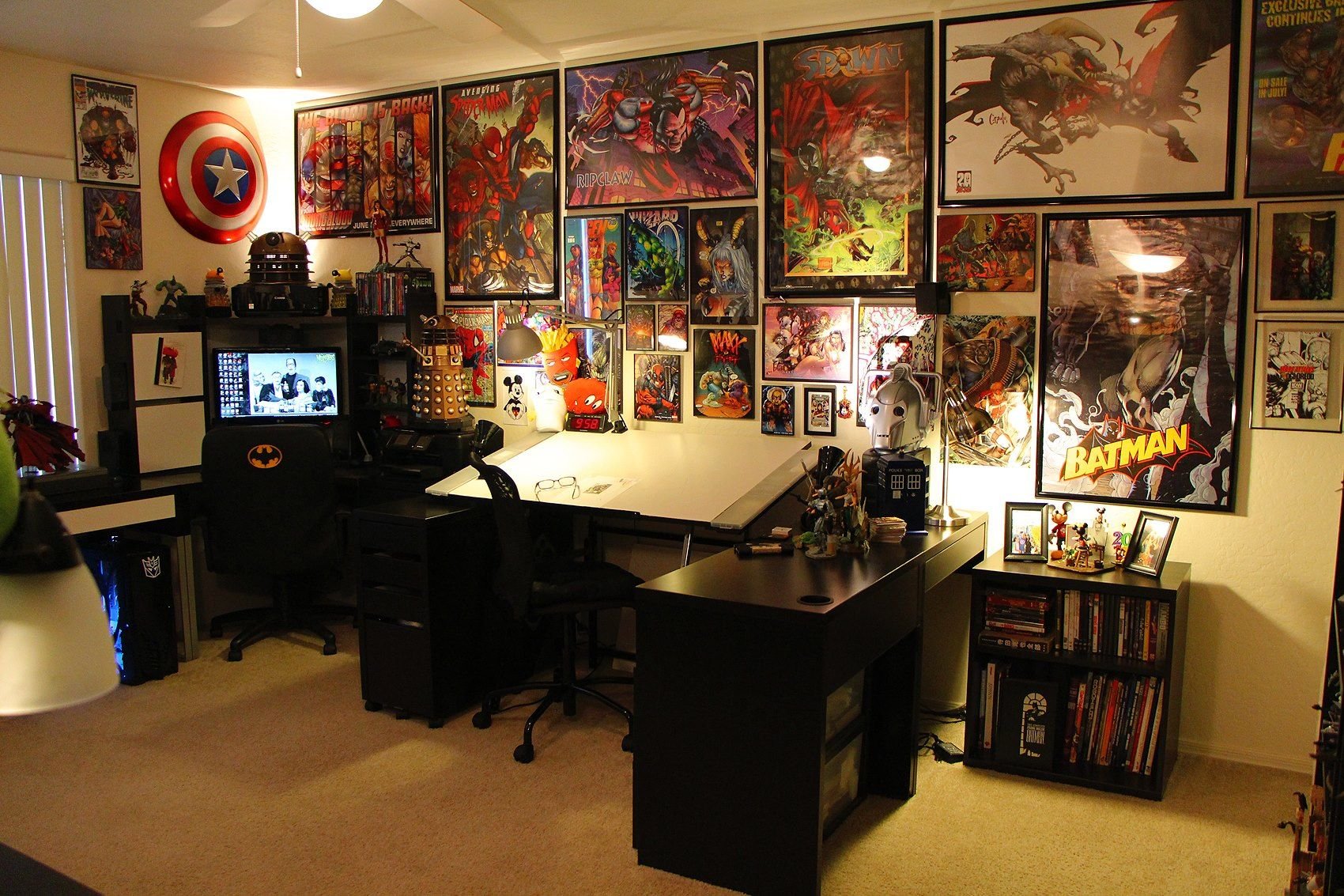 Comics room. Рабочее место художника. Рабочее место художника дизайнера. Комната гика. Комната в гик стиле.