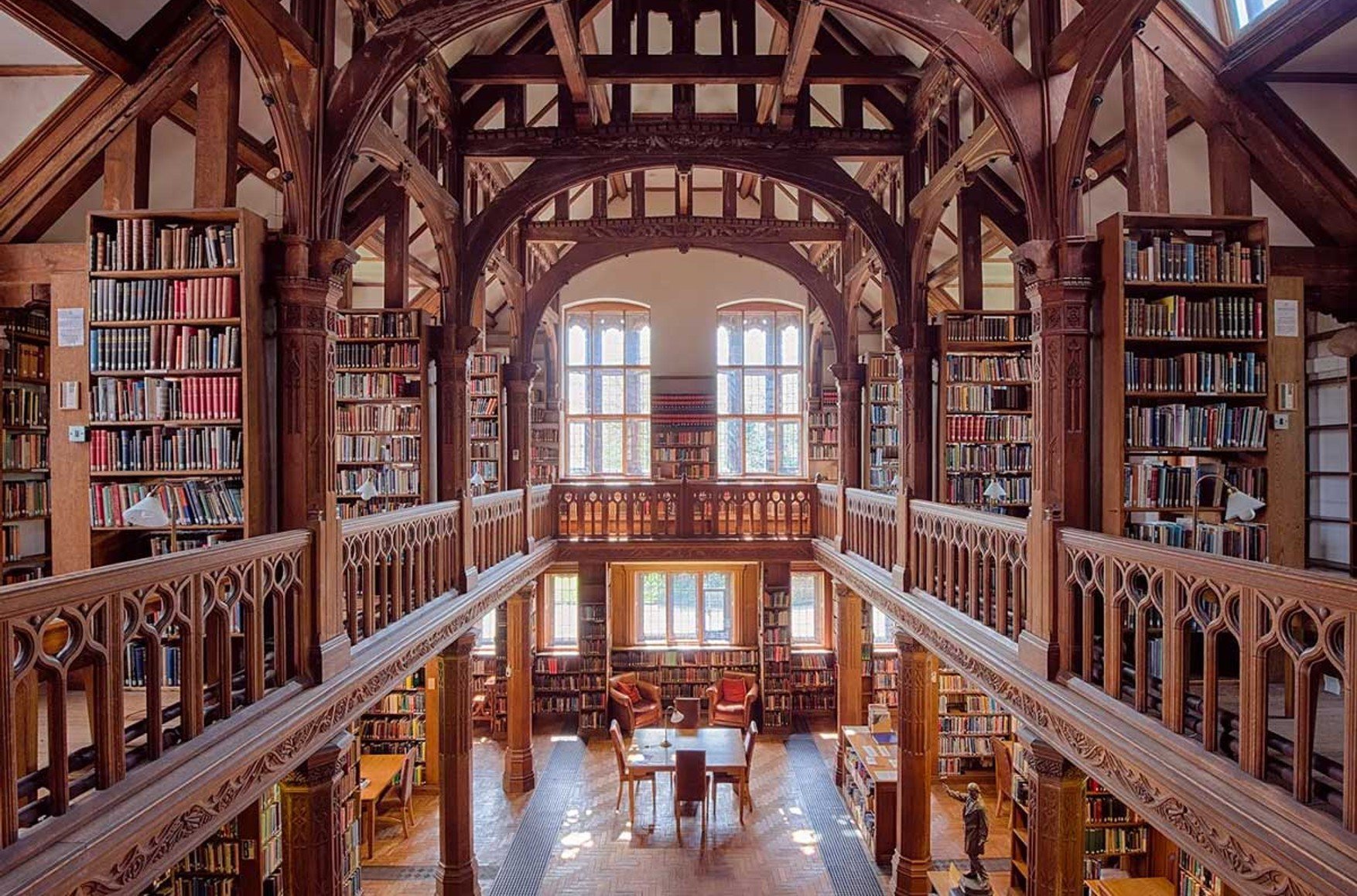 Библиотека является центром. Библиотека Кембриджского университета. Кембридж университет библиотека. Библиотека Кембриджа Университетская. Кембриджский университет внутри библиотека.