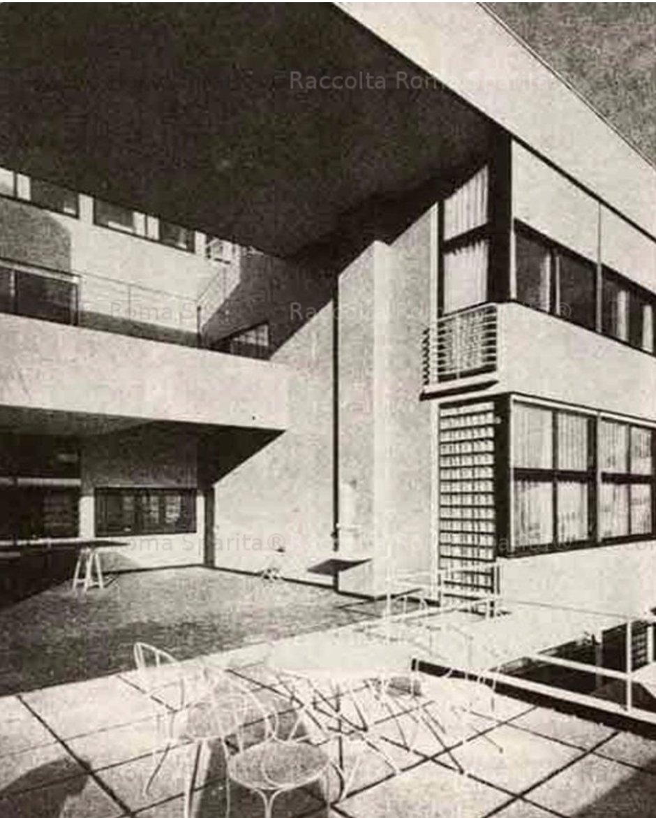 Villa Savoy Le Corbusier Style