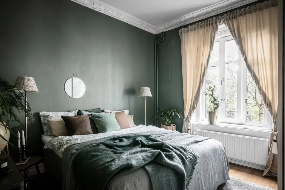 Emerald curtains in the interior of the bedroom
