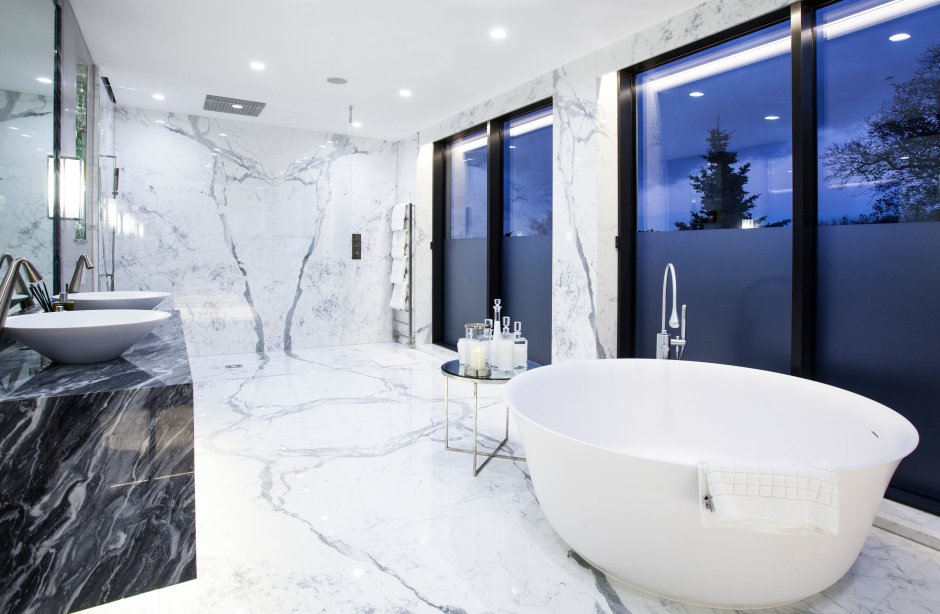 A bathroom of porcelain tiles