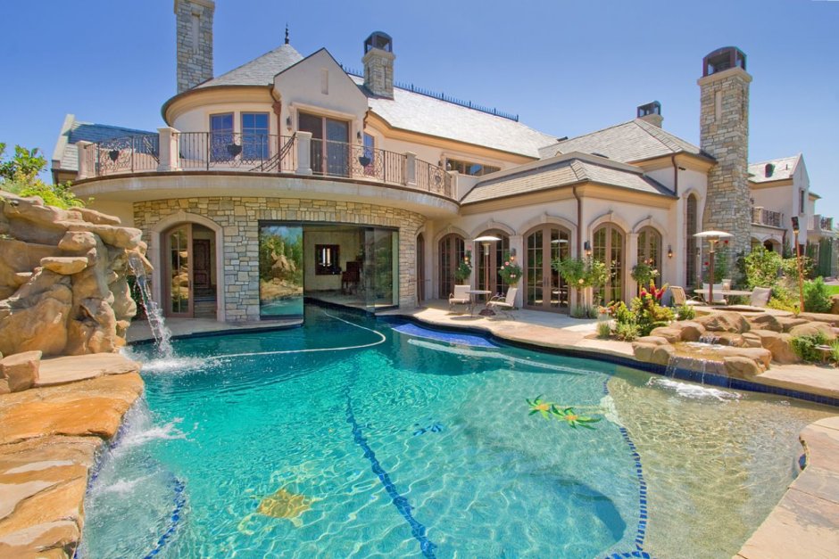 A four-story mansion with a pool in New York