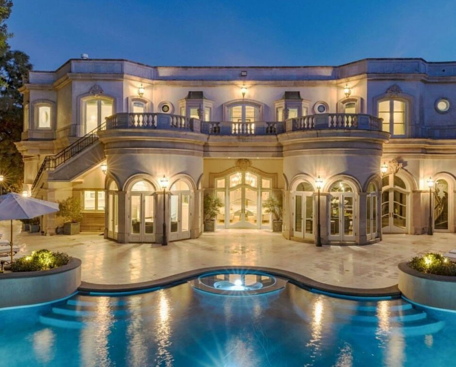 Mansions of lakesher billionaires in Los Angeles