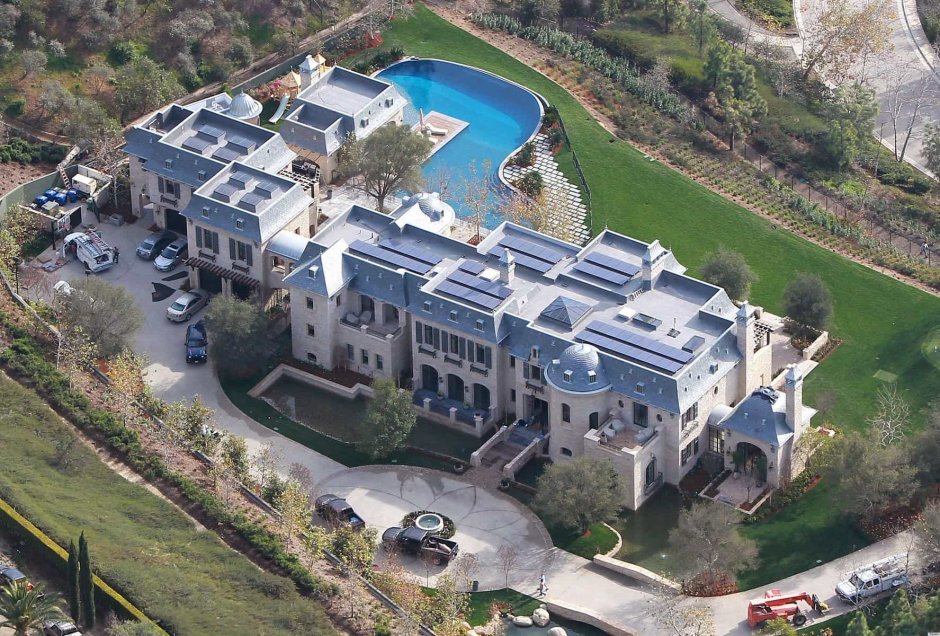 The mansion is Cristiano Ronaldo