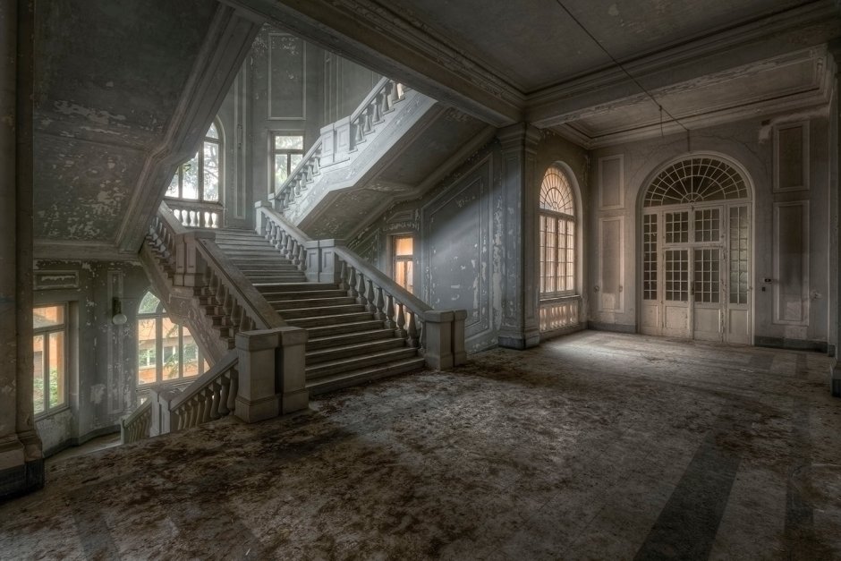 Abandoned 400-year-old estate in Italy
