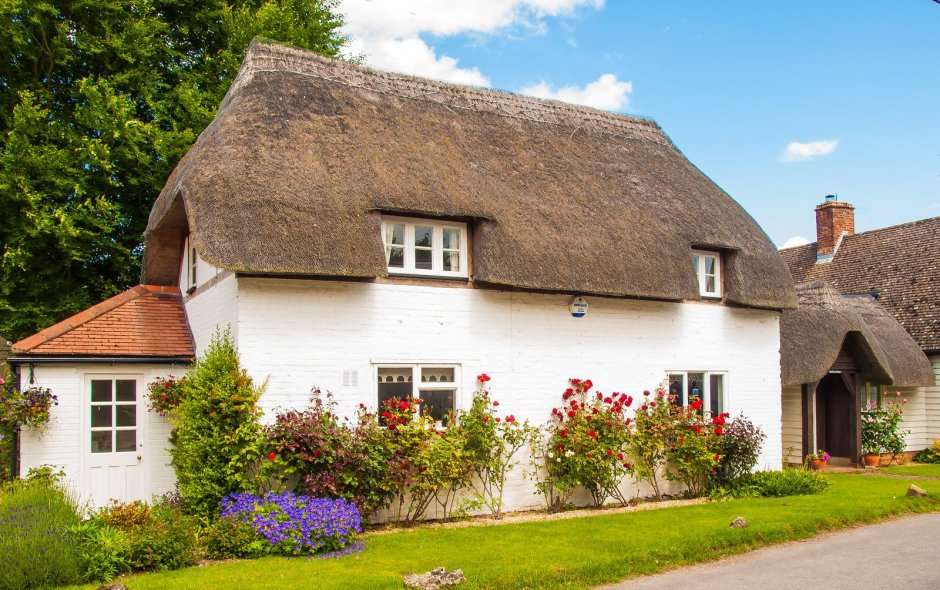Cottage in England with a straw roof