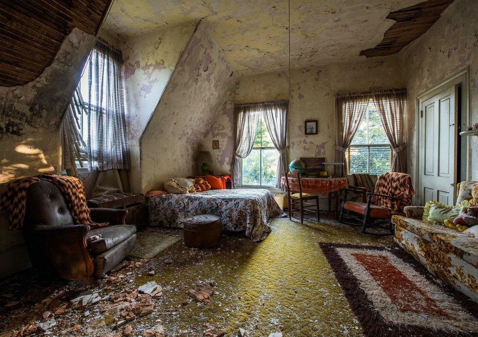 An abandoned house from the inside
