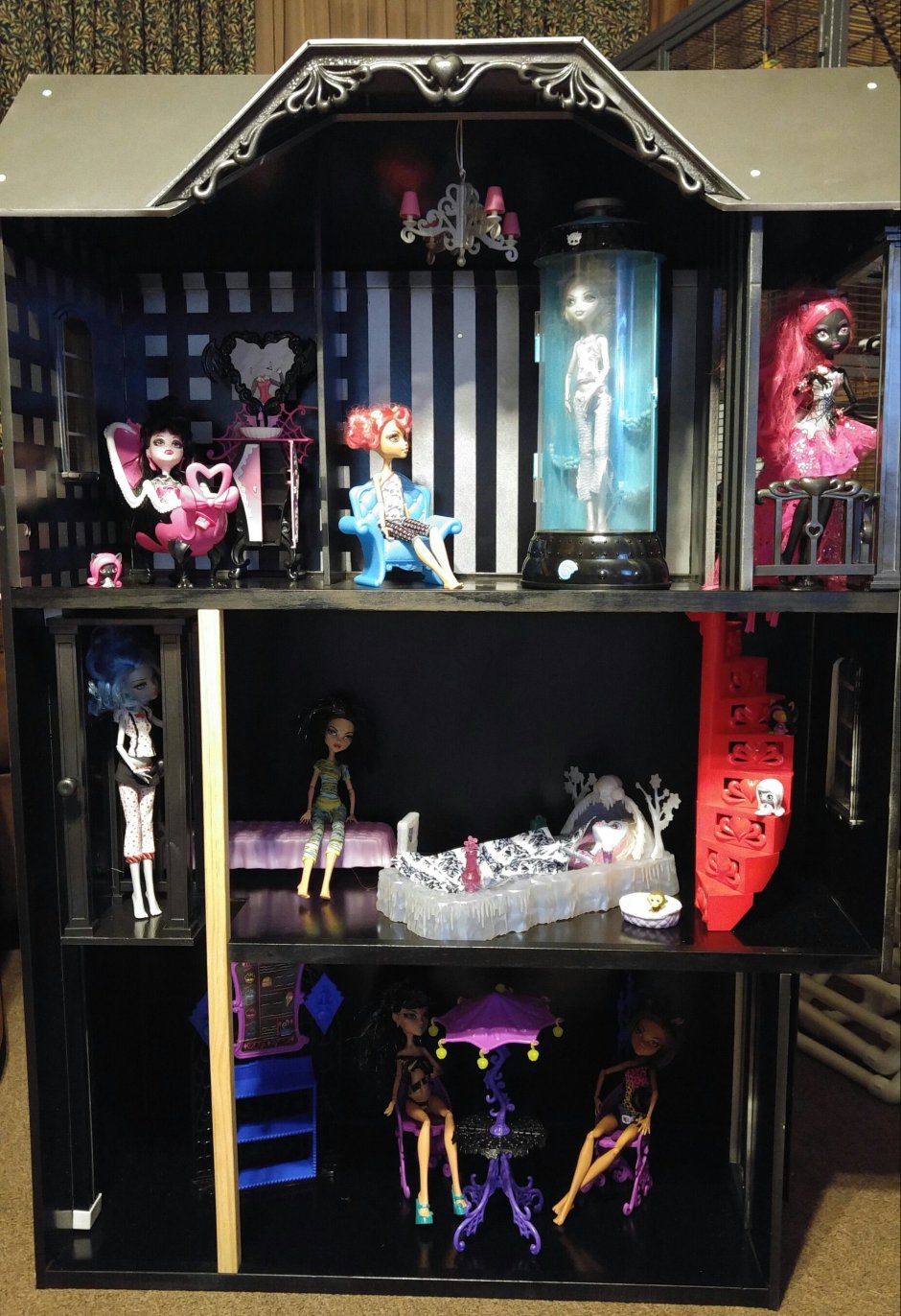 Puppet house of the school and dolls