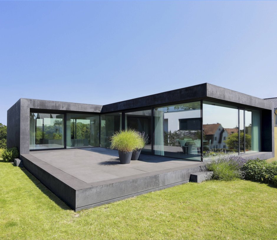 Monolithic house with a flat roof