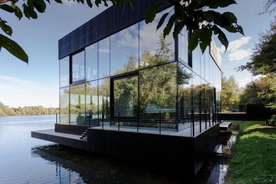 Glass house by the lake under the project Mecanoo