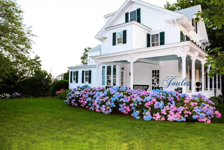 Colonial style in landscape design