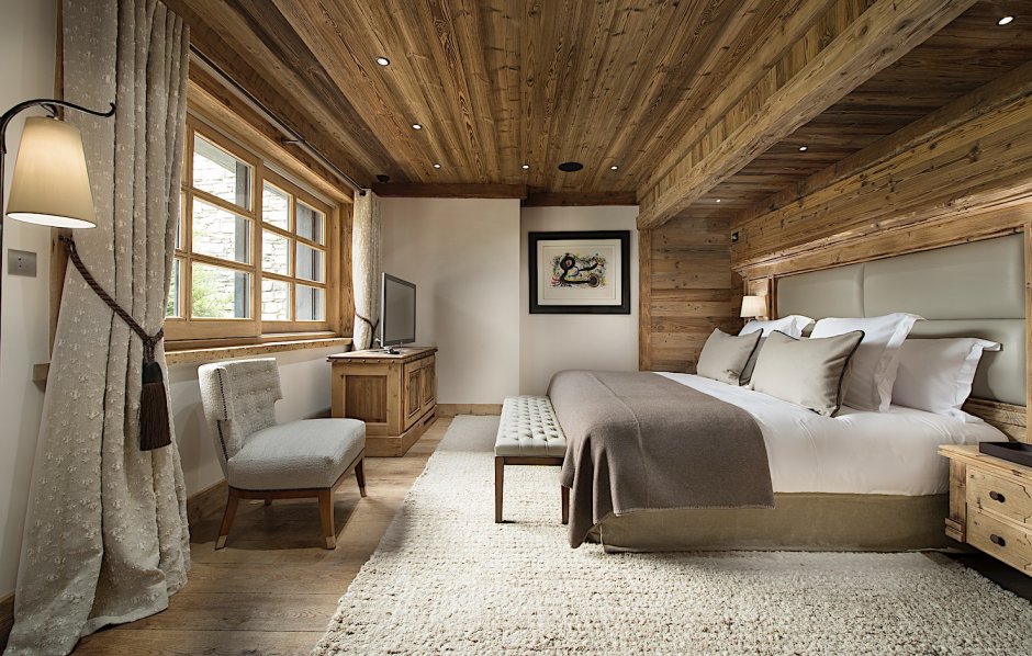 Curshell's chalet -style bedroom