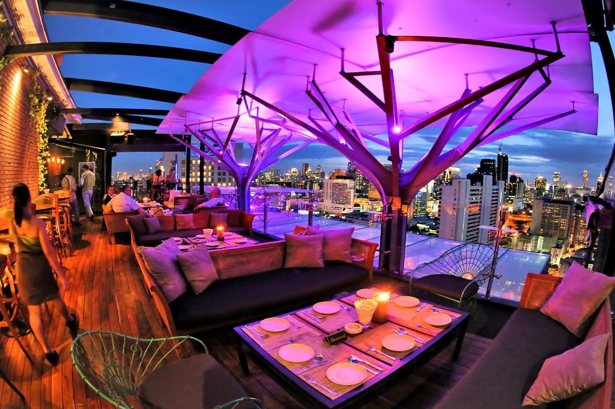 Горячий бангкок. Лаунж-бар Sky Bar Куала Лумпур. Above Eleven Rooftop Bar. Чилаут бар. Чилаут зона в ресторане.