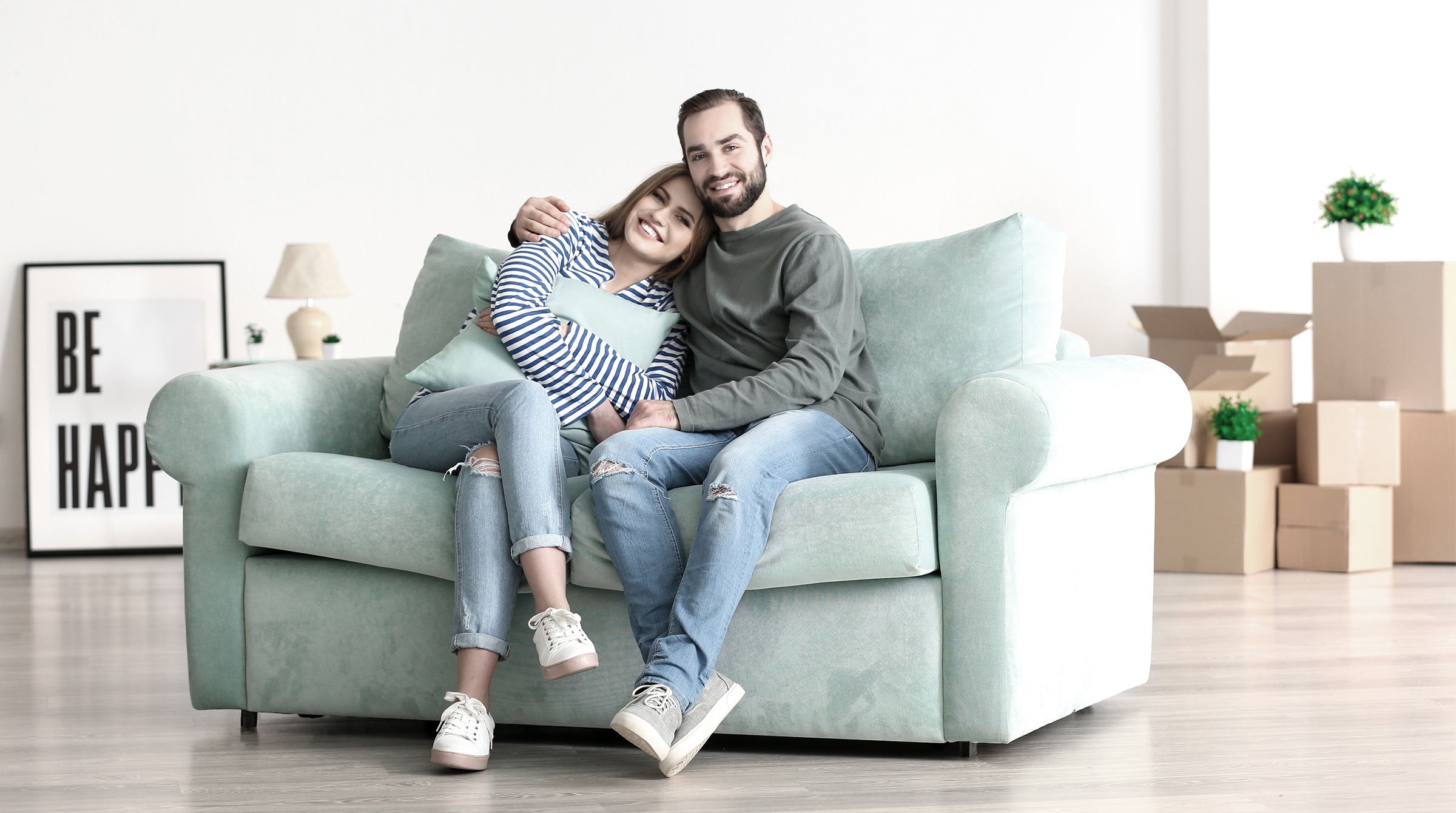 Парочка на белом диване крокус. Семья на диване. Счастливая семья на диване. Семейная фотосессия на диване. Семейная пара на диване.