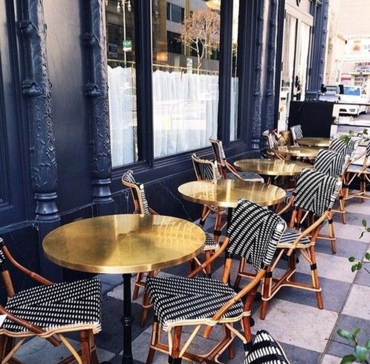 Столики на улице кафе. Столик в кофейне. Парижское кафе столик. Кафе со столиками на улице. Столики на улице в кофейне.