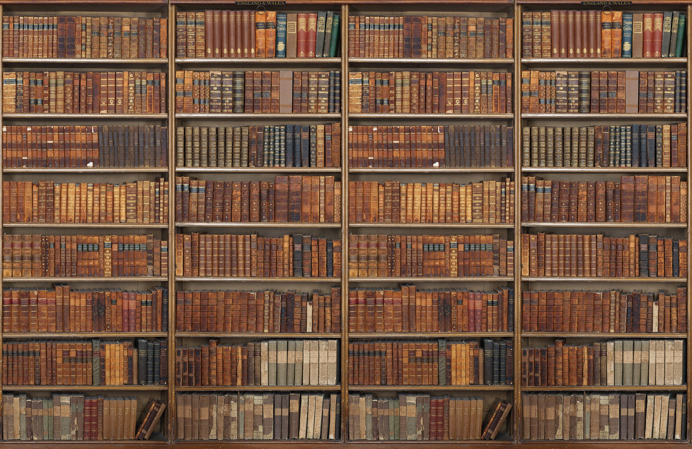 Compiled library. Старинный шкаф с книгами. Старинный стеллаж с книгами. Старинные книжные полки. Текстура шкафа с книгами.