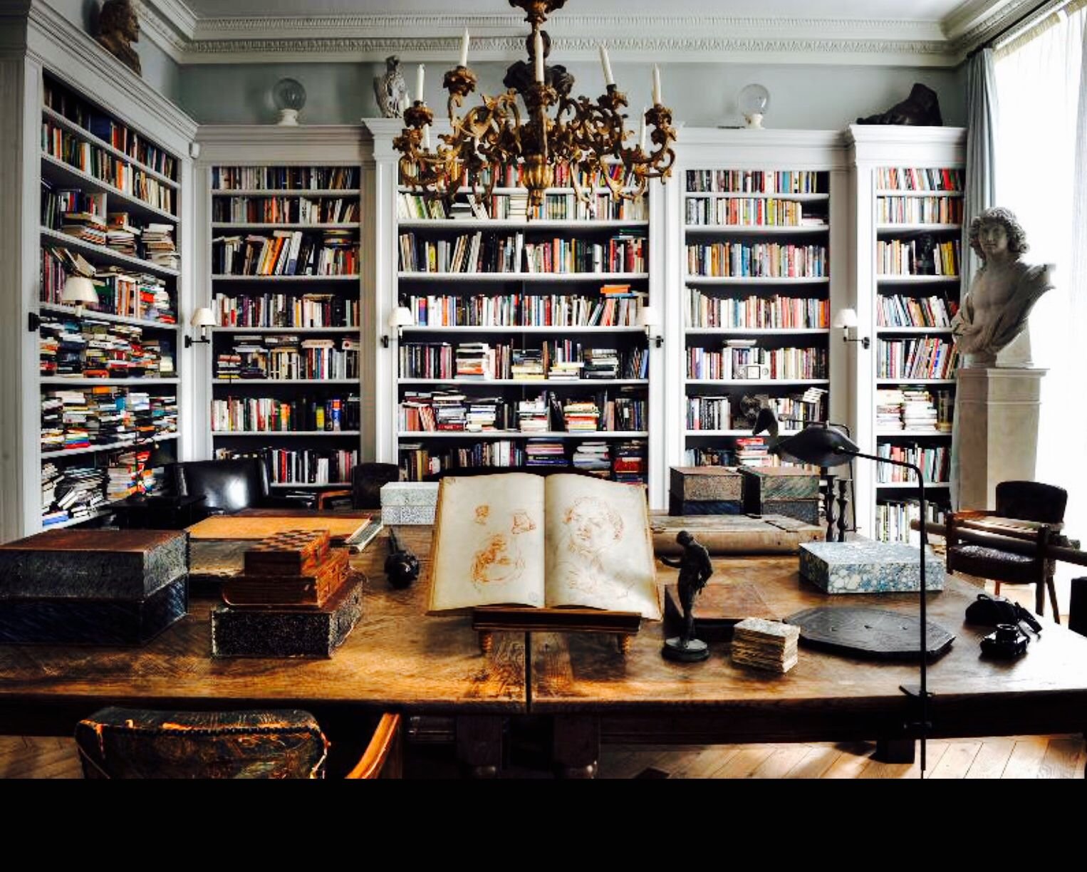 Отыщите место со множеством книг. Интерьер старинной библиотеки. Красивая библиотека. Домашняя библиотека интерьер. Библиотека Эстетика.