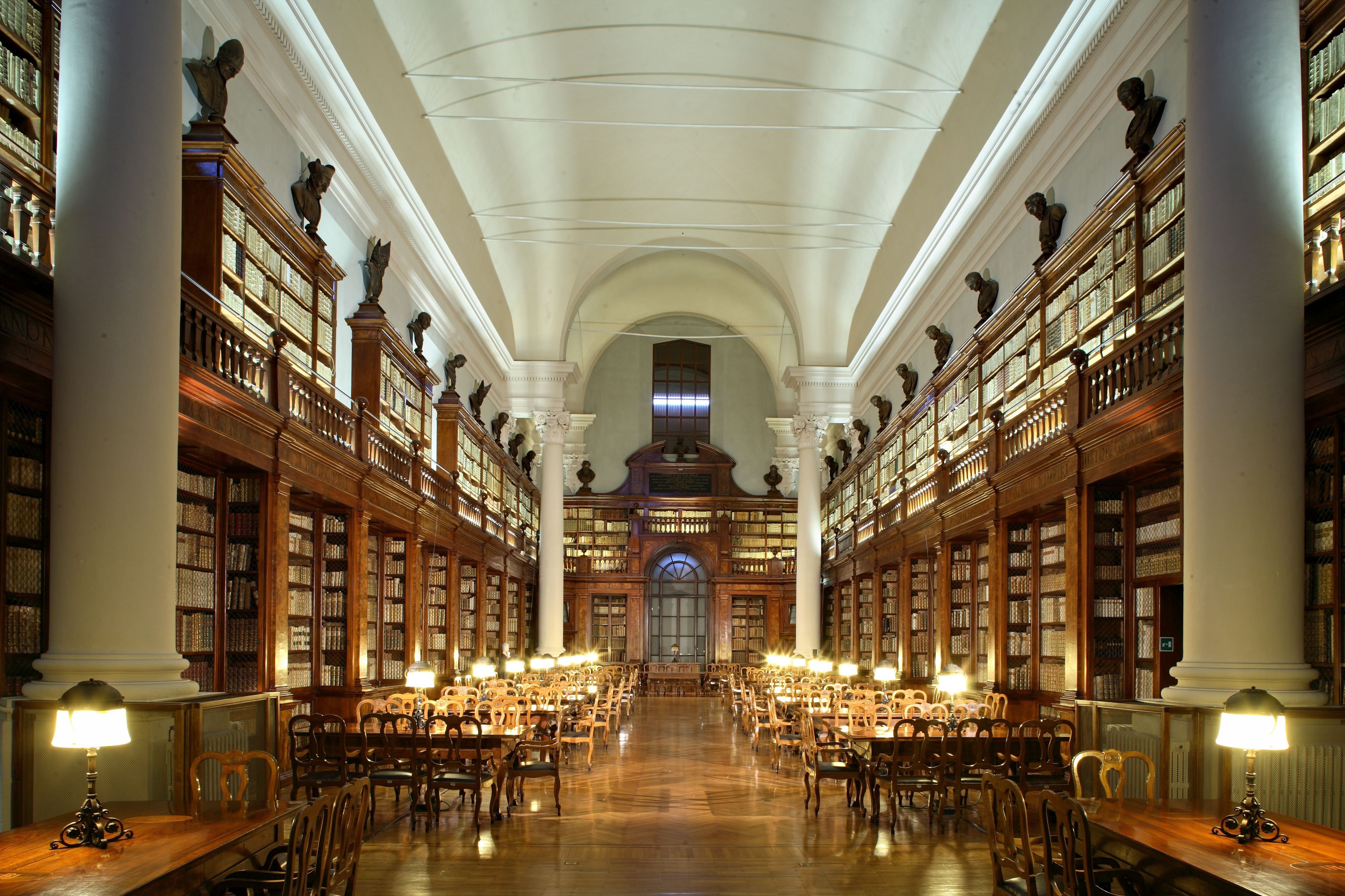 Библиотека рэу. Библиотека Болонского университета. Библиотека Болонского университета в Италии. Болонья Италия Болонский университет первый университет. Университетская библиотека в Болонье.