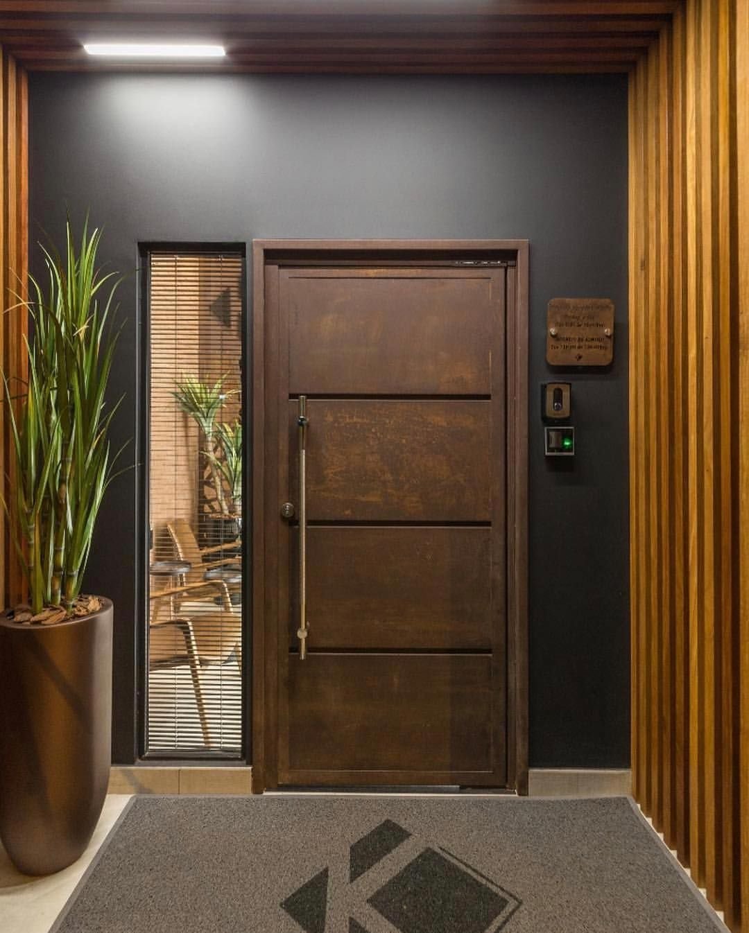 Входные двери в квартиру сталь доор. Дизайнерские входные двери. Современные входные двери. Двери в интерьере. Входные металлические двери в интерьере.