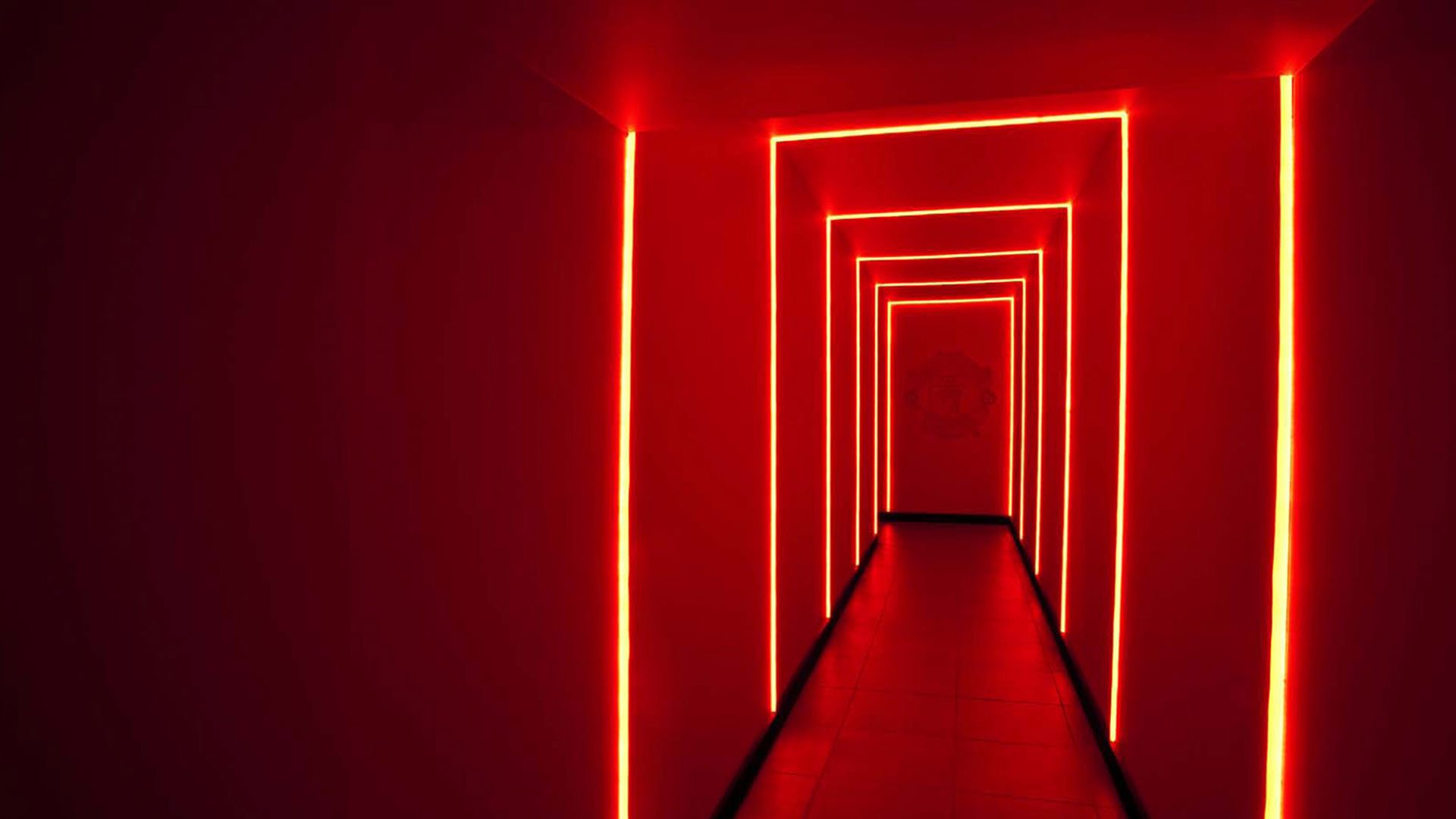Неоновые двери. Неоновый свет. Неоновый коридор. Красный неон. Красная неоновая подсветка.