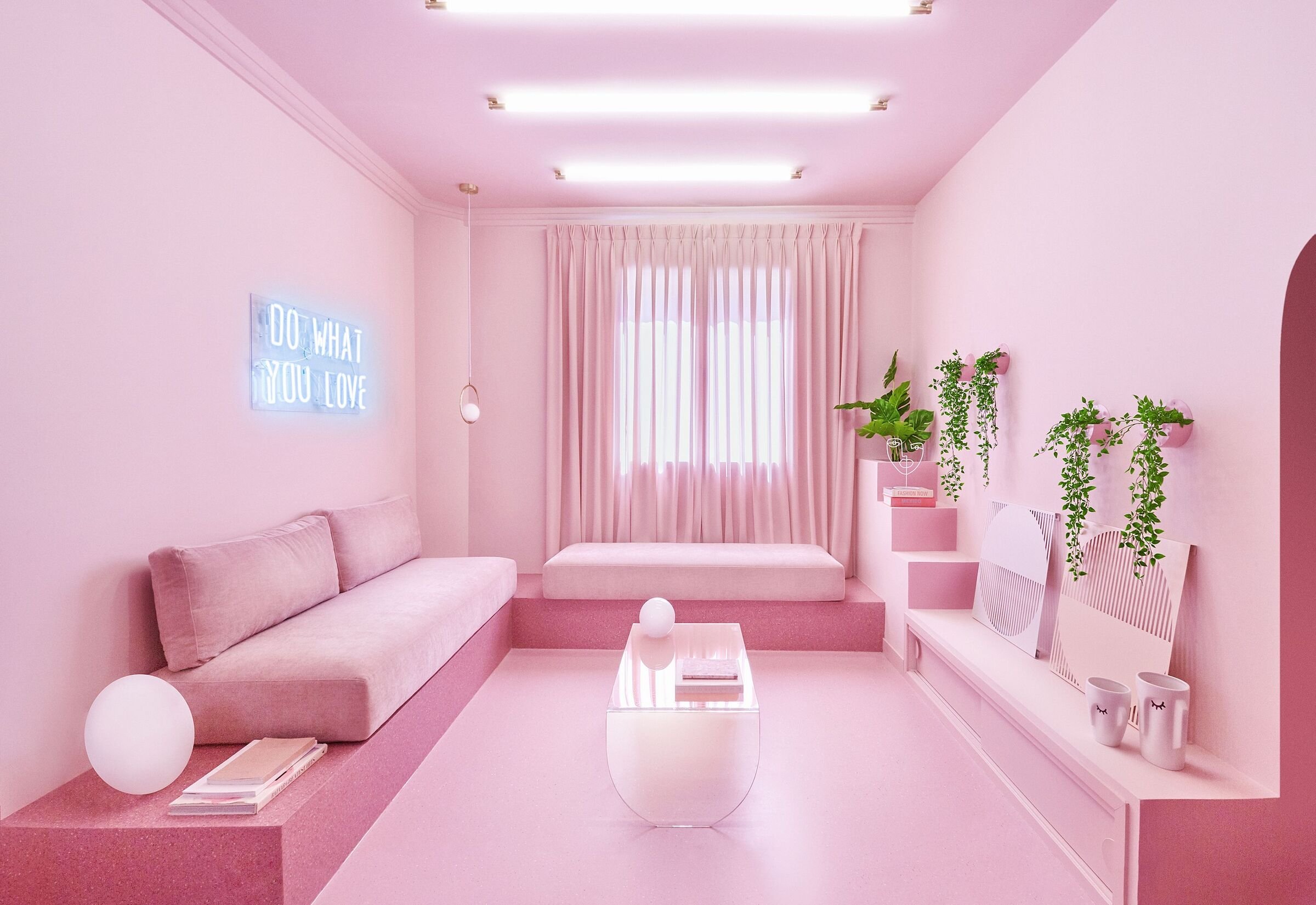 Совсем розовый. Розовый интерьер комнаты. Розовый цвет в интерьере. Розовый цвет в интерьере спальни. Розовая комната.