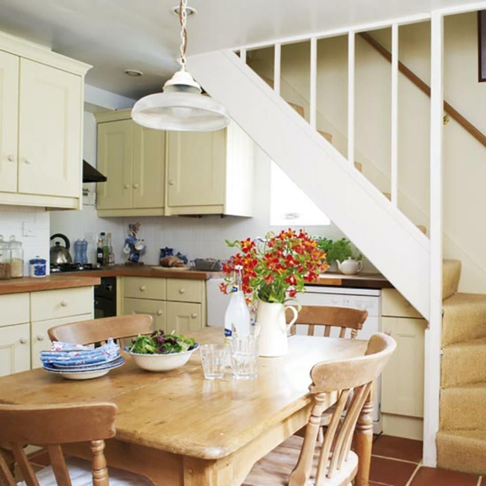 Второй этаж на кухне. Кухня под лестницей. Лестница на кухне. Дачная кухня интерьер. Кухня гостиная с лестницей.