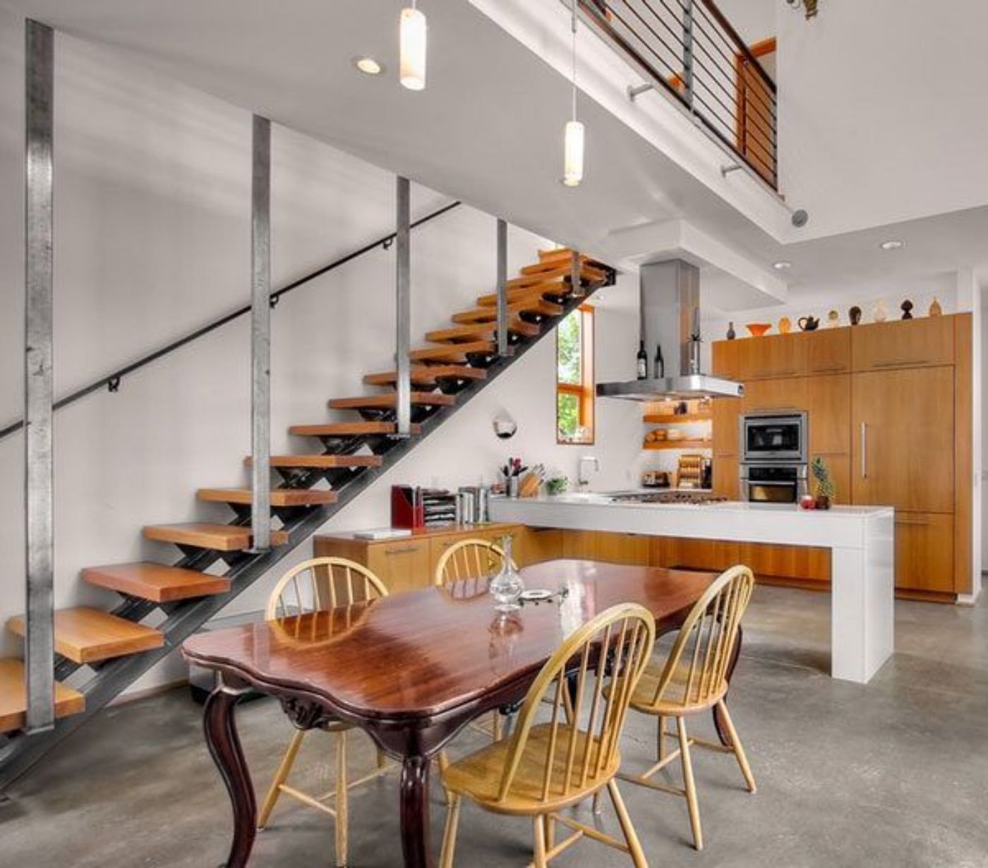 Кухни на втором этаже. Кухня под лестницей. Лестница на кухне. Кухня гостиная с лестницей. Кухня гостиная с лестницей в стиле лофт.