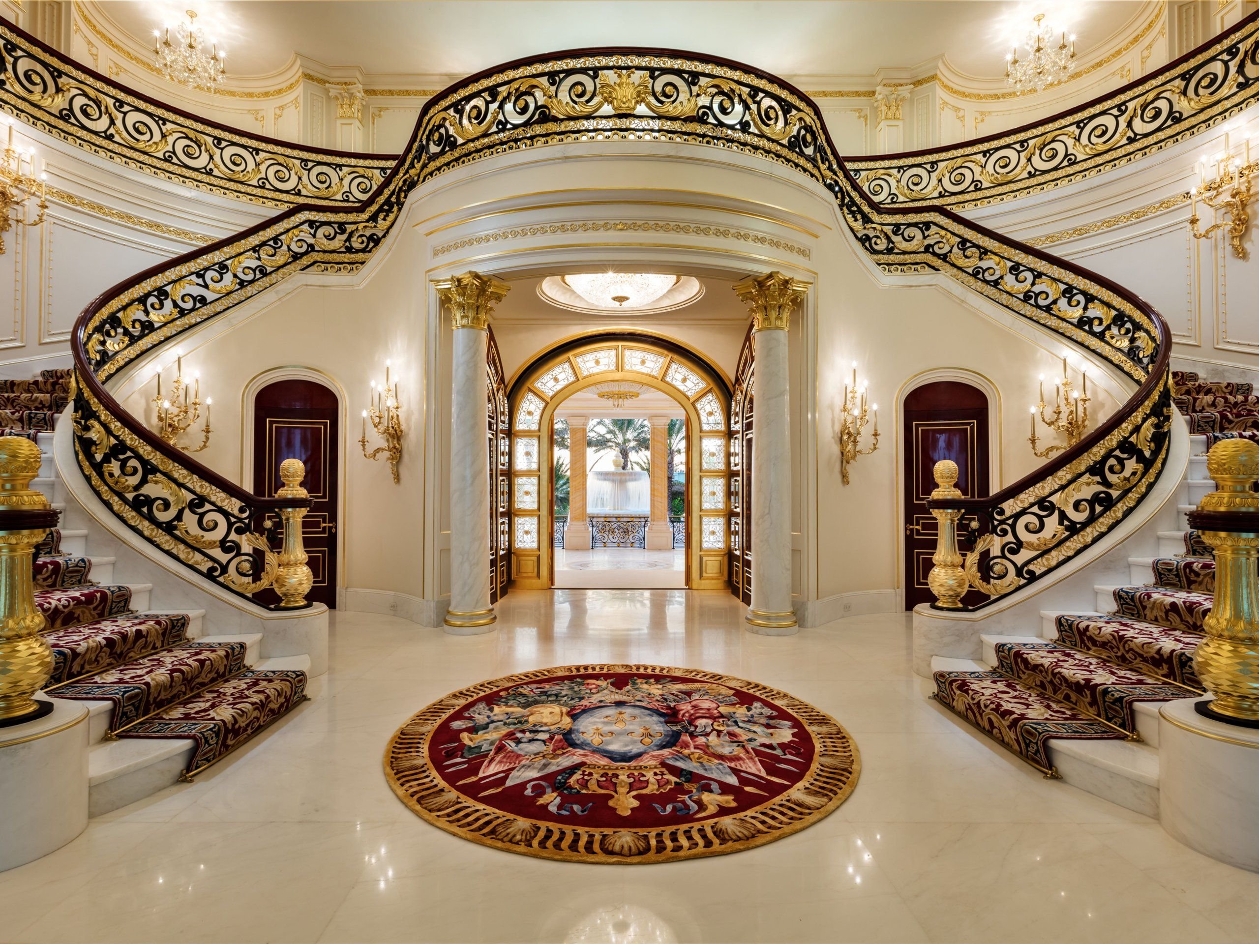 Gold дома. Лос-Анджелесе особняк le Palais. Мраморная лестница в гостинице Метрополь. Королевский особняк le Palais Royal. Версаль Флорида особняк интерьер.