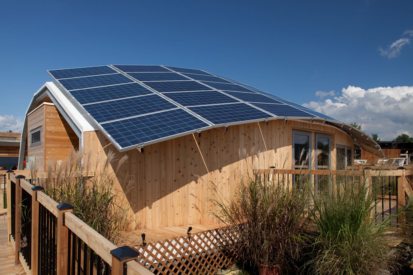 Проект солнечных панелей. Солнечные панели ЭКОДОМ. ЭКОДОМ С солнечными батареями. Солнечные батареи на крыше. Дом с солнечными панелями на крыше.