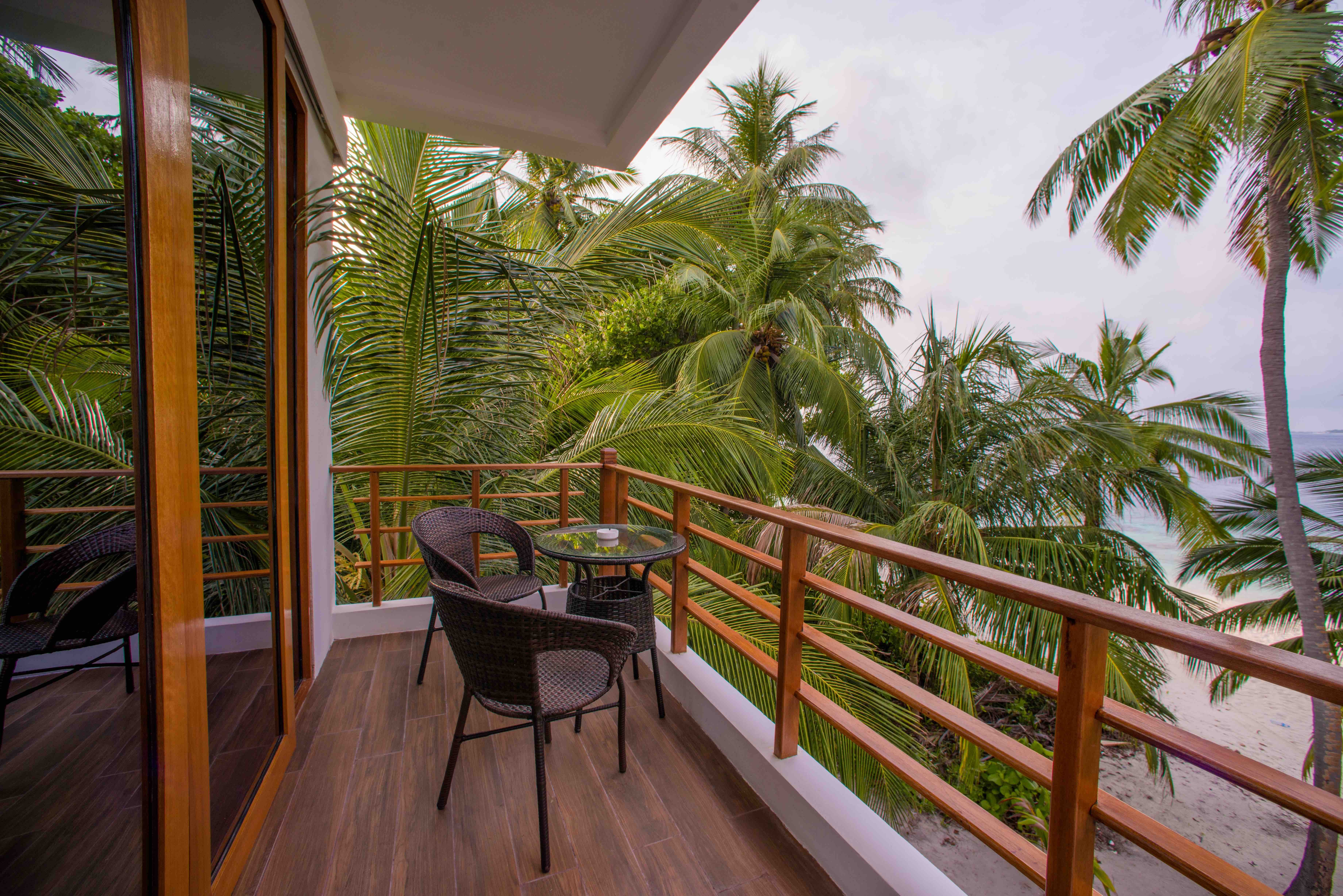 Luxury island. Kiha Beach Мальдивы. Балкон Тайланд. Отель Пальма. Пальмы на террасе.