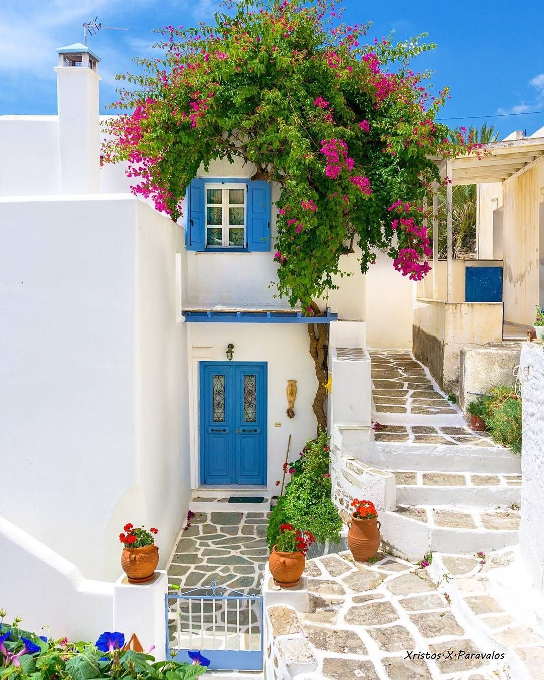 Замечательно греции. Домик в Греции. Остров в Греции с белыми домами. Греческие домики. Дома в Греции.