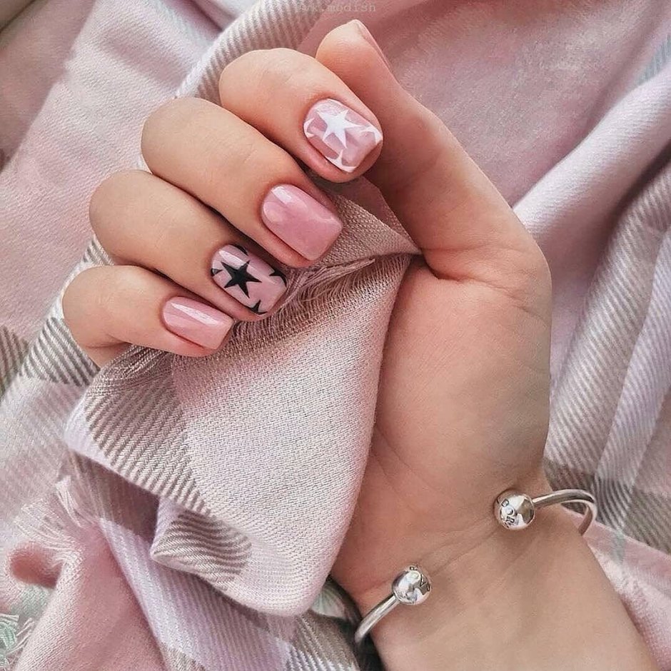 Nails rose