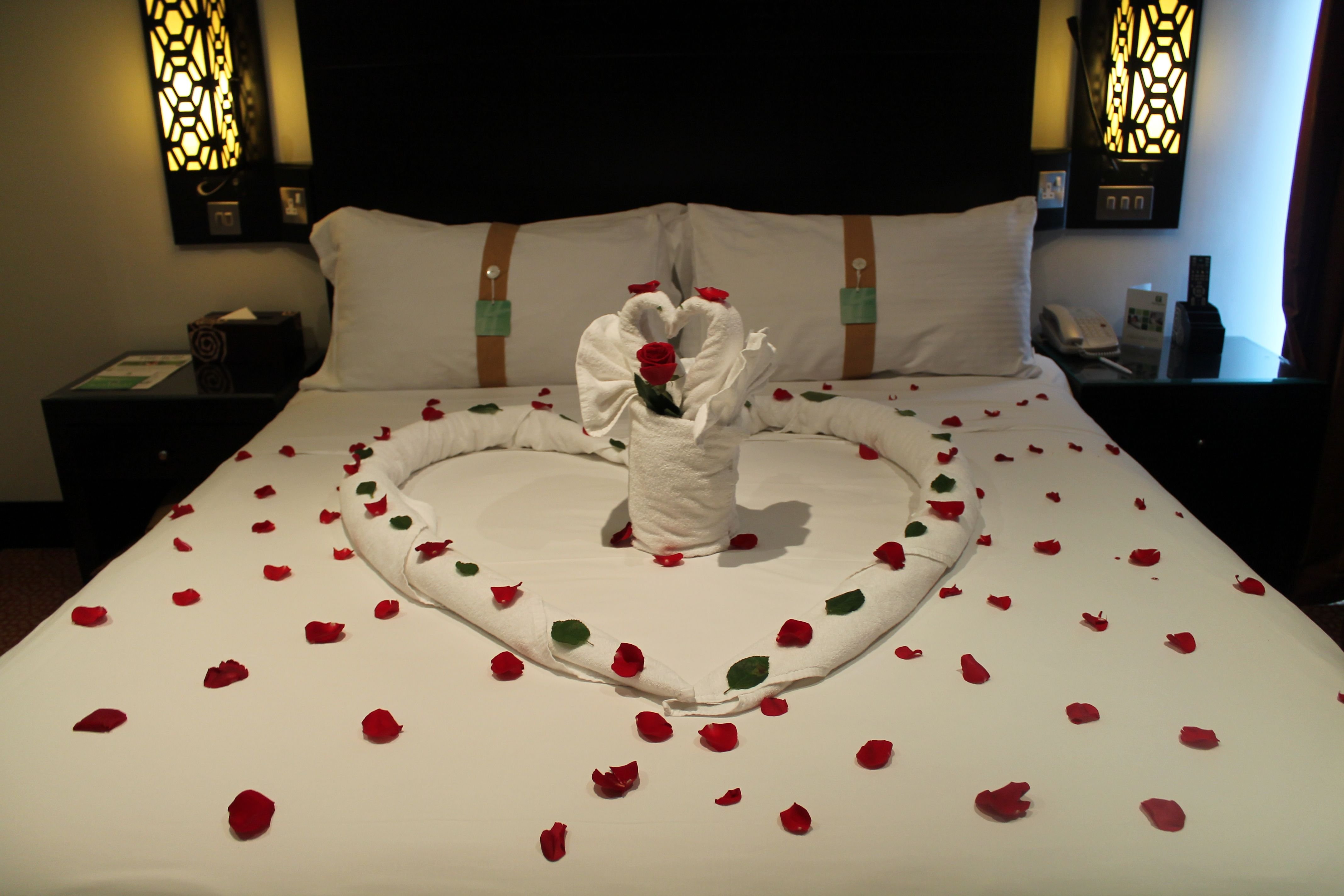 Романтичная постель. Романтическое украшение спальни. Украшение комнаты для романтического вечера. Украшение комнаты лепестками роз. Лепестки роз на кровати.