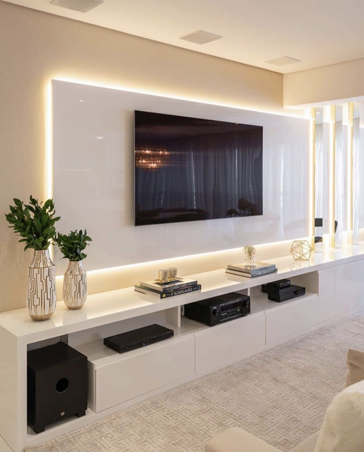 Дизайн стен с телевизором фото. Телевизор в интерьере. Декор гостиной в современном стиле. Гостиная с телевизором. Телевизор на стене в гостиной.