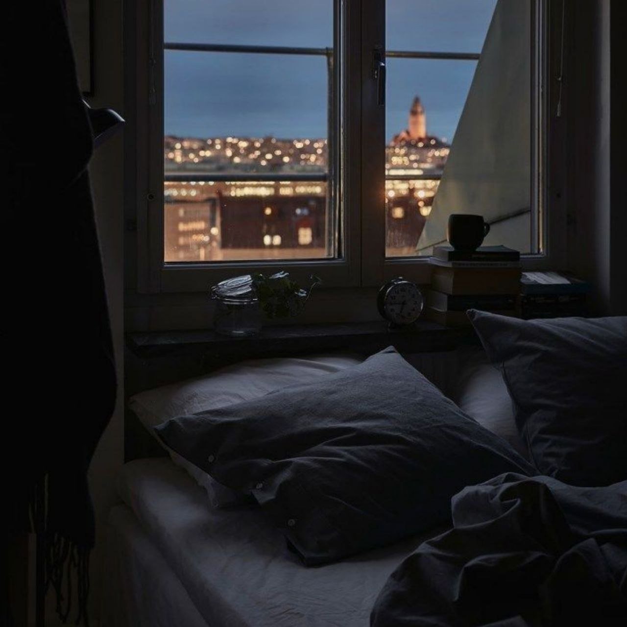The window last night. Уютная комнатка с окном. Комната с окном. Тёмная комнота с окном. Уютная комната с кроватью у окна.