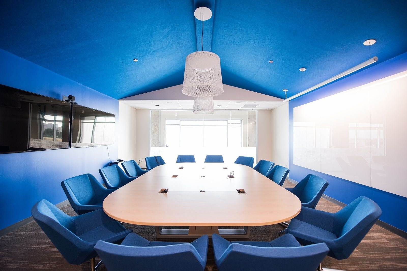 Meet blue. Интерьер переговорной комнаты. Офисный интерьер. Синий интерьер офиса. Конференц зал.