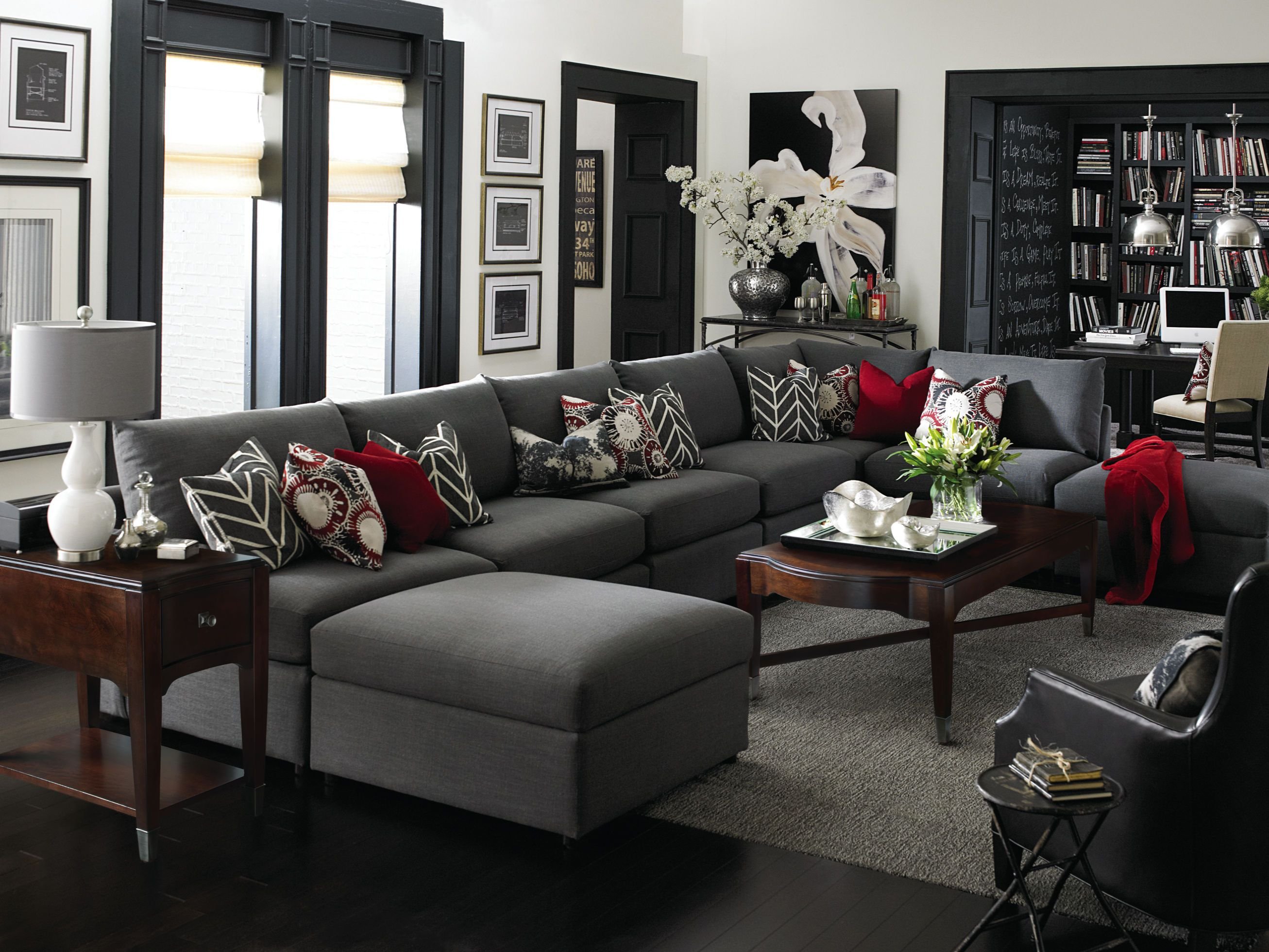 Интерьер серый диван фото. Диван в интерьере. Красивый диван в интерьере. Темно серый диван в интерьере. Гостиная в сером цвете.