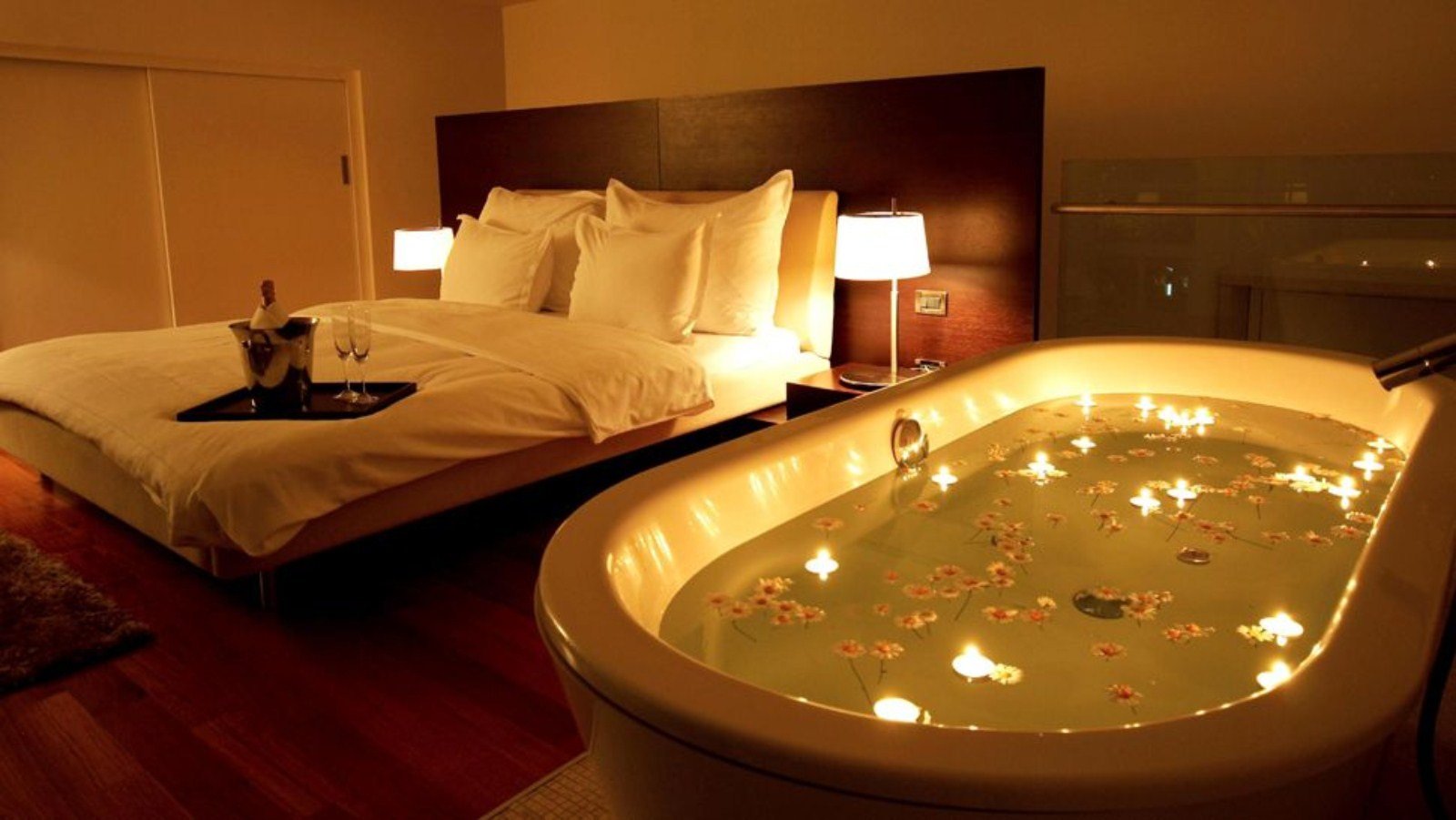 Кровать в ванной комнате. Джакузи в спальне. Комната с джакузи. Огромная кровать. Романтичная обстановка в комнате.