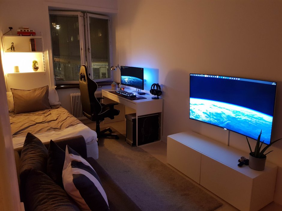 Bedroom hacker room setup