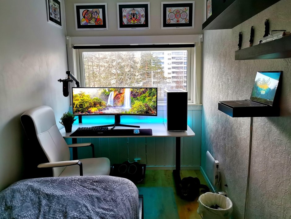 Small room computer setup