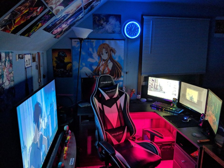 Pink gamer girl room