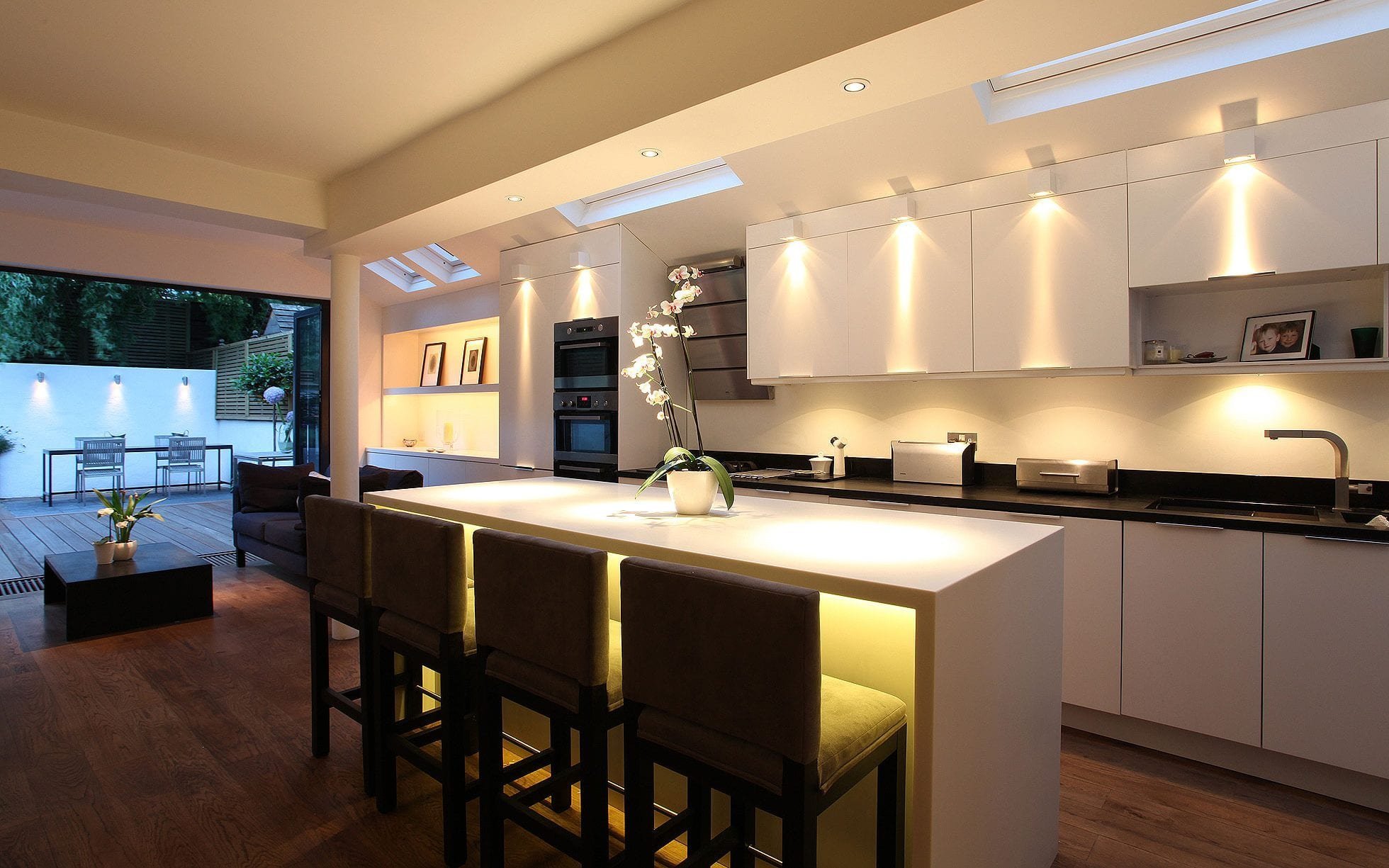 Iluminación leds en la cocina  House design, Dream house interior, Modern  led lighting